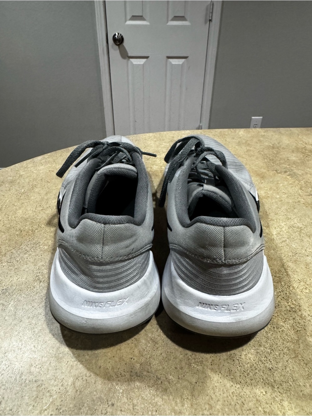Nike athletic tennis shoes 10 - Picture 5 of 7